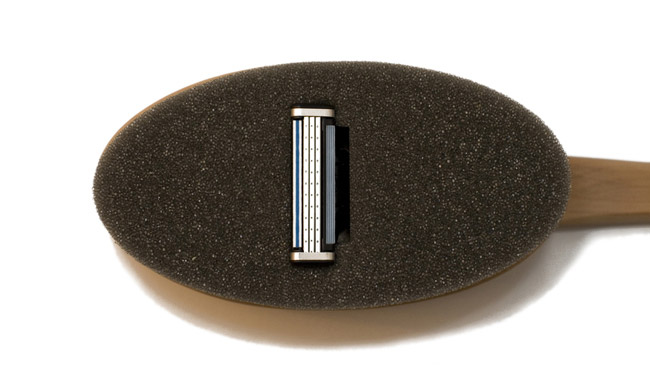 multirazor mit Rasierklinge im Schaumstoffkopf